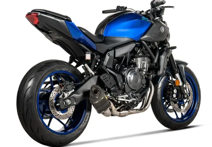 Yamaha MT-07 z wydechem Akrapovič, błyszczący niebieski zbiornik paliwa i czarne detale.