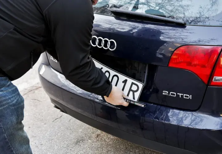 Zdejmij tablicę rejestracyjną sam! Bezpiecznie i bez rys