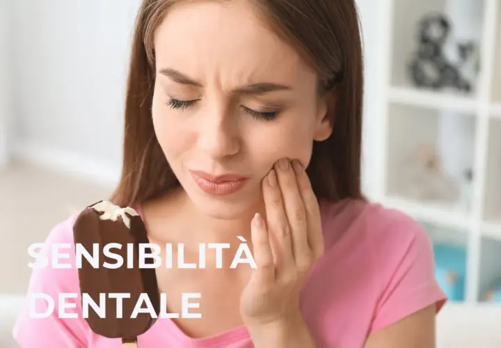 Donna con gelato che prova dolore, con mano sulla guancia, a causa della dentina esposta.