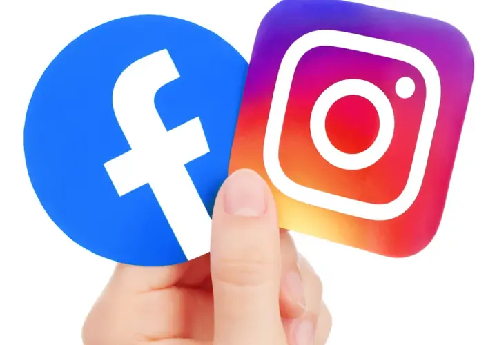 Palec trzyma loga Facebooka i Instagrama. Czy kopiowanie zdjęć z Facebooka jest karalne?