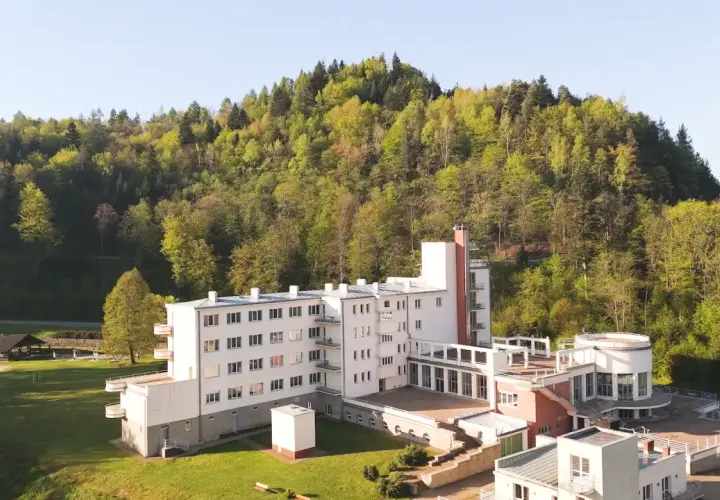 Żegiestów-Zdrój sanatorium: skuteczne leczenie w malowniczej scenerii