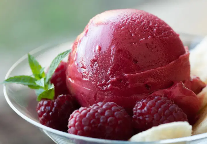 Jak zrobić sorbet malinowy? Aksamitny deser bez maszynki!