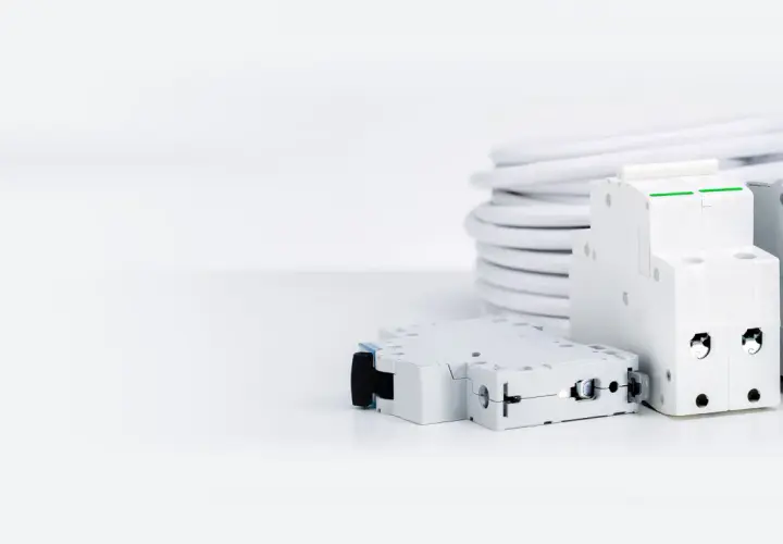 Wyłączniki nadprądowe i zwój białego kabla, gotowe do montażu. Hurtownia elektryczna oferuje wszystko, czego potrzebujesz.