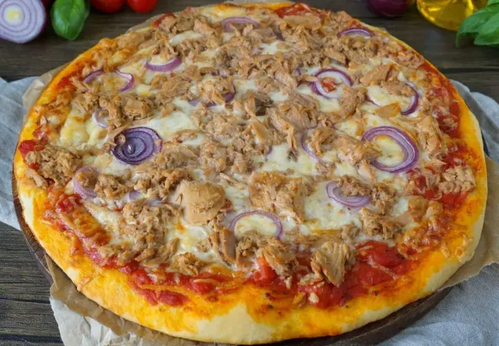 Eine köstliche Thunfisch Pizza mit roten Zwiebeln, ein italienisches Rezept, das Lust auf mehr macht.