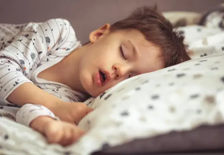 Dlaczego dziecko śpi z otwartą buzią? Możliwe przyczyny i skutki