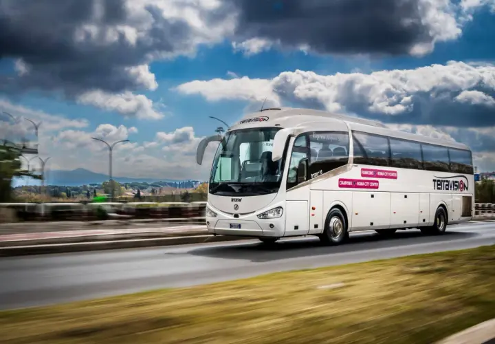 Autocar blanc Terravision, navette aéroport, circulant sur une route près de Fiumicino.