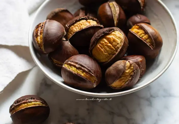 Castagne in friggitrice ad aria, cotte alla perfezione, con la buccia aperta che rivela il loro interno dorato e invitante.