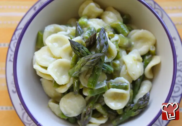Orecchiette traditionnelles aux asperges, un plat simple et savoureux.