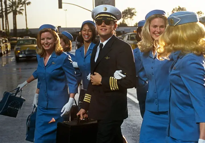 Kapitan Frank Abagnale Jr. w otoczeniu stewardess Pan Am. Czy uda Ci się go złapać, jeśli potrafisz?