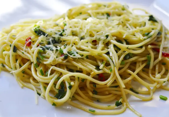 Spaghetti z oliwą i czosnkiem: idealne aglio e olio w 15 minut
