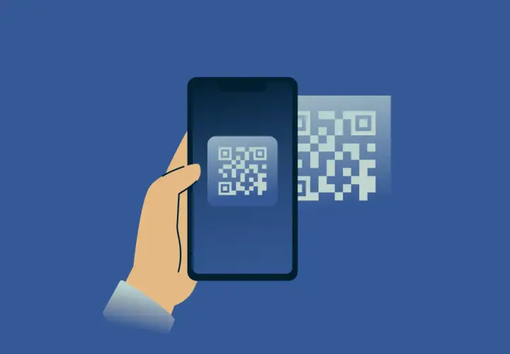 Dłoń trzyma smartfon, na ekranie którego widnieje kod QR. Obok, w tle, kolejny kod QR. Skanowanie telefonu antywirusem online.