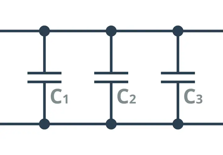 Schemat obwodu elektrycznego z trzema kondensatorami C1, C2, C3 połączonymi równolegle.