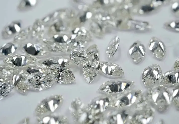 Eine Sammlung von funkelnden Diamanten in verschiedenen Schliffen, darunter Marquise und Tropfen. Jeder Stein zeigt den perfekten diamant schliff.