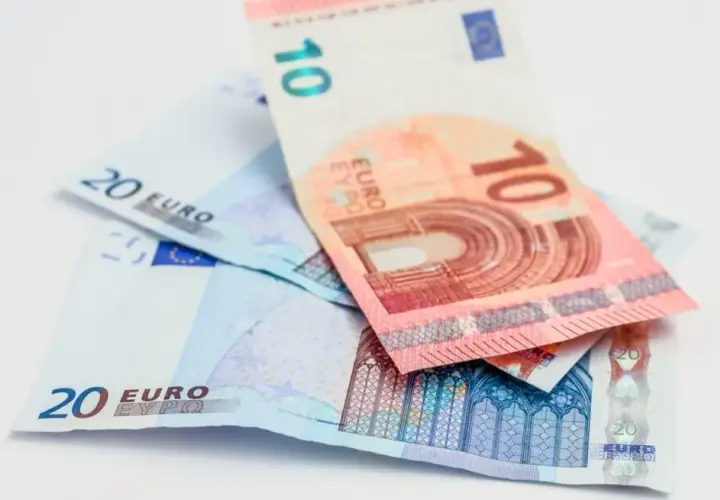 Jak uniknąć strat przy płatności za fakturę w euro? Sprawdź, jaki kurs zastosować!