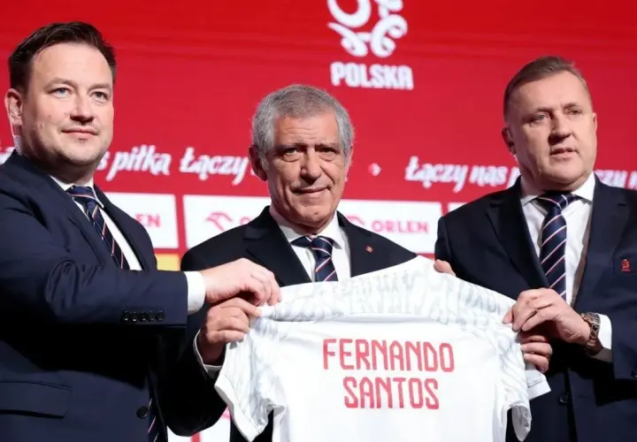 Fernando Santos, portugalski trener, z dumą prezentuje koszulkę reprezentacji Polski.
