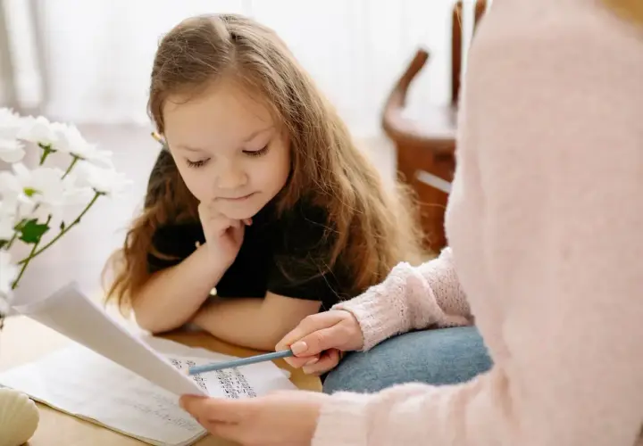 Dziewczynka uczy się tabliczki mnożenia do 30. Szybka nauka z pomocą mamy.