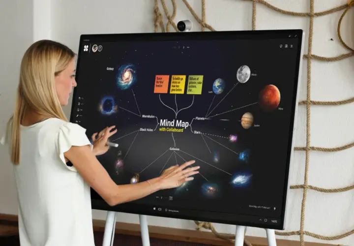 Eine Frau nutzt ein interaktives Whiteboard, um eine interstellare Mindmap zu erstellen. Was ist ein Whiteboard? Ein digitales Display für Ideen.