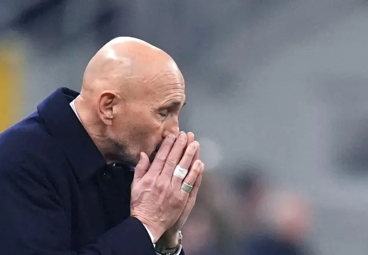 Trener Juventusu z dłońmi przy twarzy, w zamyśleniu podczas meczu Juventus – Sassuolo.