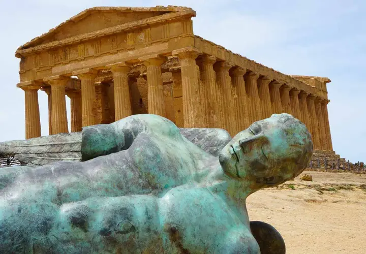 Statue d'ange en bronze patiné devant le temple de la Concorde, un joyau de la vallée des temples.