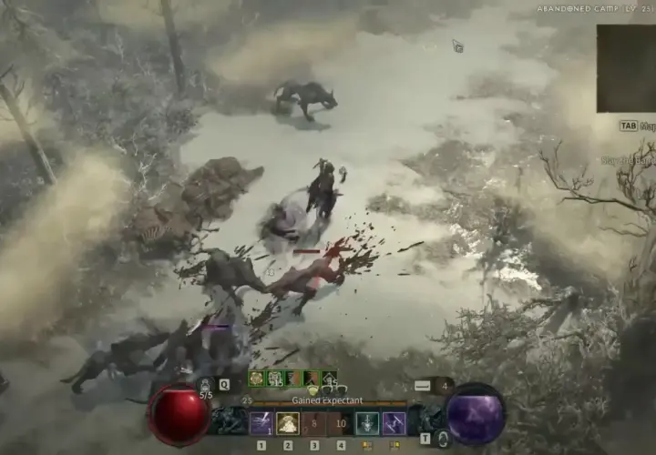 Gracz walczy z wilkami w mroźnym lesie, to scena z gry mmorpg. Krwawa walka i zimowa sceneria.