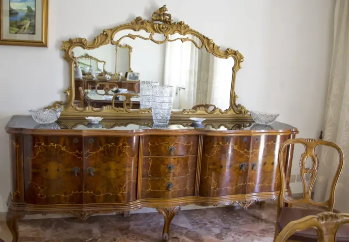 Mobile Chippendale con specchio dorato, un'idea per rinnovare mobili antichi con stile.