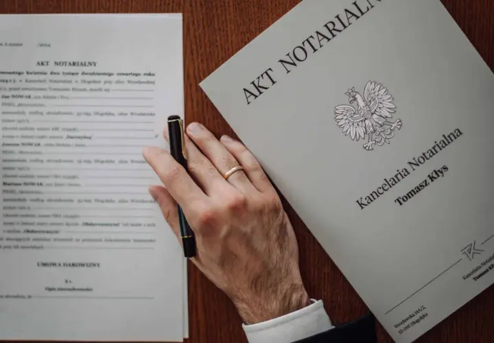 Akt notarialny i umowa darowizny. Dowiedz się, ile kosztuje poświadczenie podpisu u notariusza.