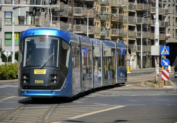 Błękitny tramwaj MPK nr 3006 jedzie po torach. Pytanie "jak dojechać z dworca w krakowie do prokocimia" może być rozwiązane tym środkiem transportu.