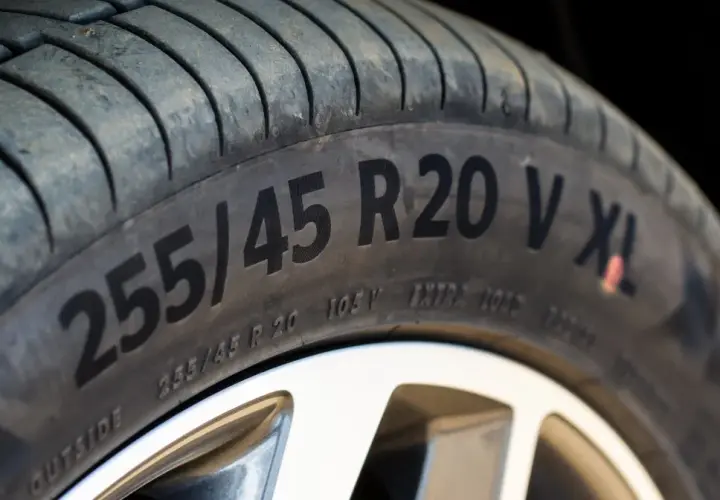 Opona samochodowa 255/45 R20 V XL. Gotowa na 91 godzin jazdy w każdych warunkach.