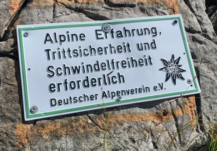 Warnschild für das Wandern in den Alpen: Alpine Erfahrung, Trittsicherheit und Schwindelfreiheit erforderlich. Deutscher Alpenverein e.V.