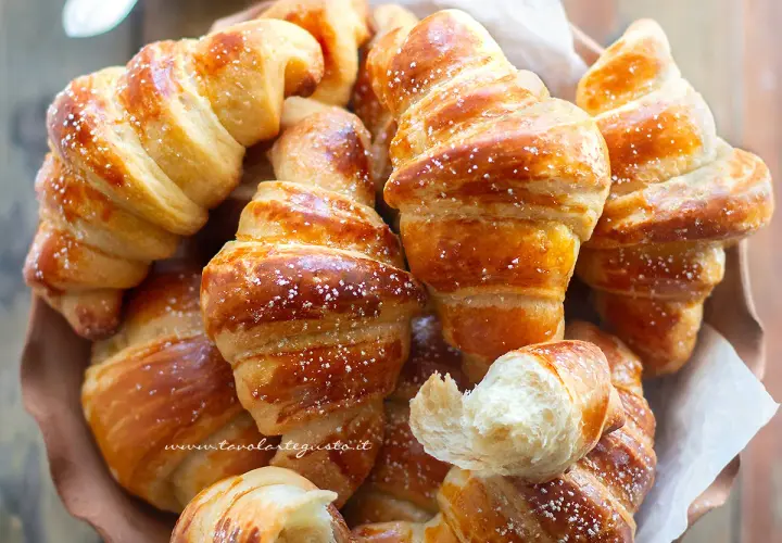 Brioches dorate e soffici, spolverate di zucchero a velo, perfette per la tua ricetta brioches pasticceria.