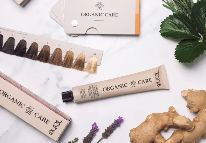 Paleta de tonos para la pigmentación del cabello, tubo de tinte y caja de "Organic Care" con ingredientes naturales.