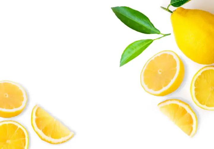 Limoni freschi e foglie verdi, un rimedio naturale per il mal di gola.