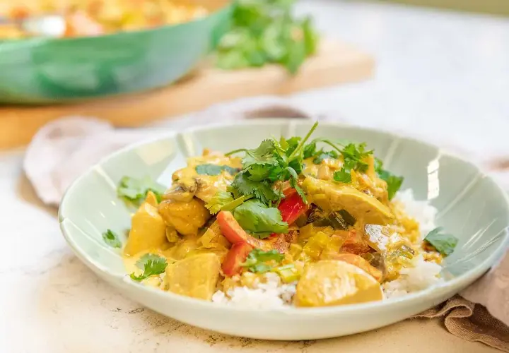 En krämig kyckling curry med ris, toppad med färsk koriander. En härlig och smakrik rätt som passar perfekt för en mysig middag.