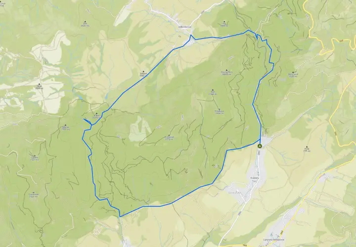 Mapa turystyczna z zaznaczoną trasą przez **Dolinę Kwaczańską**, z widocznymi szczytami i miejscowościami.