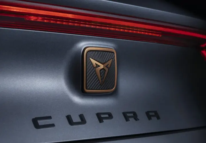 Dettaglio posteriore di un'auto Cupra, con logo in bronzo e carbonio e scritta "CUPRA" in rilievo. Un omaggio al suo **seat origine**.