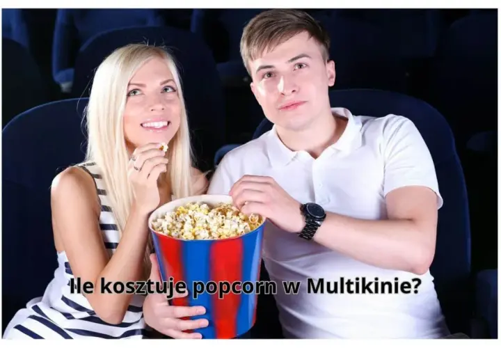 Para w kinie zastanawia się, ile kosztuje średni popcorn w Multikinie, dzieląc się dużą porcją.