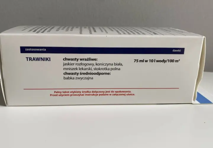 Opakowanie środka do trawników. Dawka: 75 ml na 10 l wody/100 m². Zwalcza chwasty wrażliwe i średnioodporne.