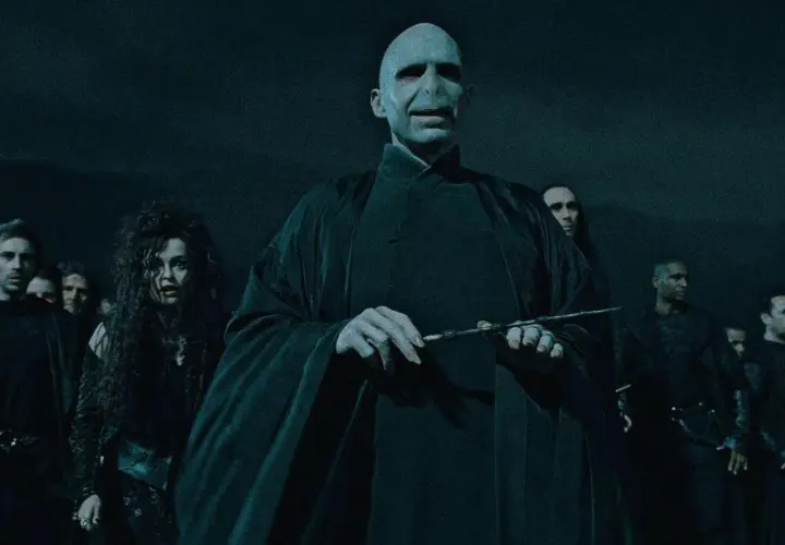 Lord Voldemort, jak miał wyglądać, w otoczeniu śmierciożerców, z różdżką w dłoni.