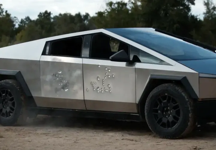 Tesla Cybertruck cena: pancerna karoseria z licznymi wgnieceniami po testach wytrzymałościowych.