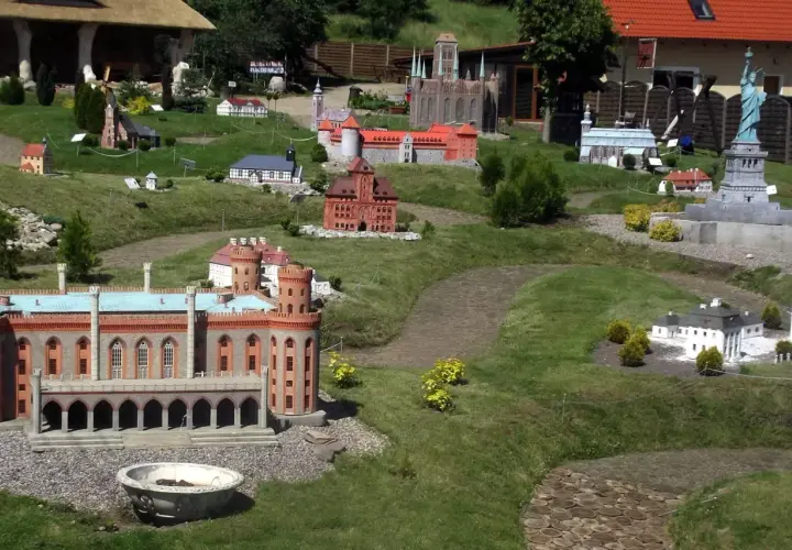 Miniaturowy park z replikami budowli, w tym zamku i Statuy Wolności. Wiele wieżyc i atrakcji czeka na odkrycie.