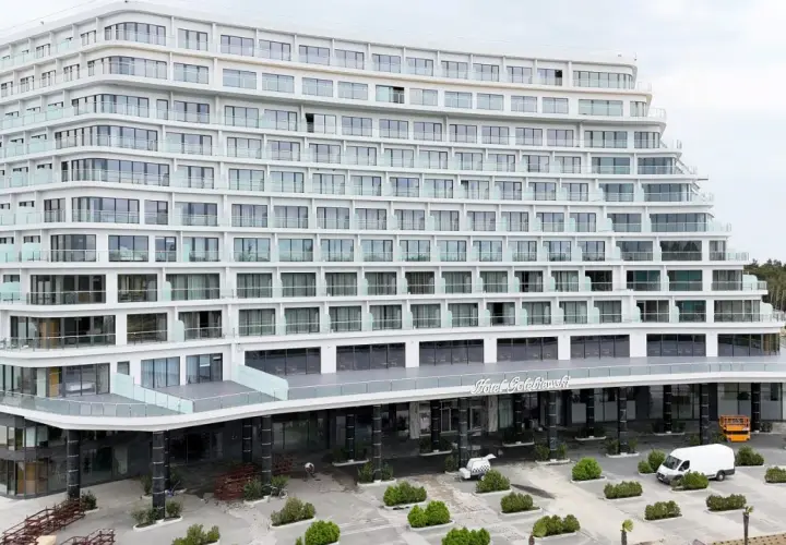 Nowy hotel Gołębiewski w Pobierowie, kiedy otwarcie? Nowoczesny budynek z balkonami i widokiem na las.