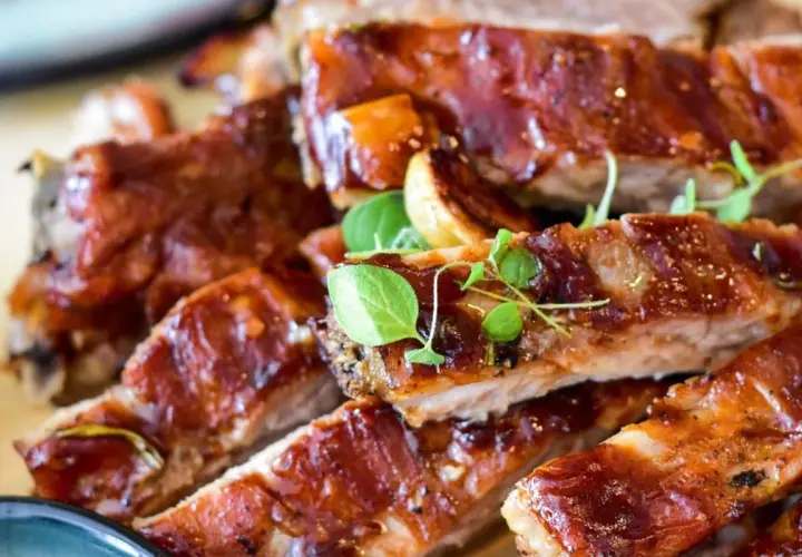 Soczyste żeberka w sosie BBQ, idealne do pieczenia, aby były miękkie. Podane z ziołami.