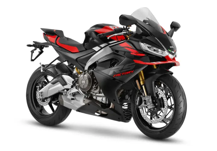 Aprilia RS 660 Factory, una moto deportiva negra y roja con 100 cv de potencia, lista para la acción.