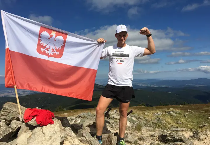 Mężczyzna z polską flagą na szczycie, zdobywając diadem polskich gór. Wykaz szczytów zdobyty!