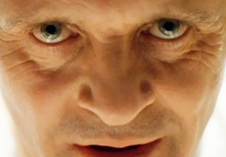 Anthony Hopkins w filmach budzi grozę. Jego spojrzenie w tym kadrze zapada w pamięć.