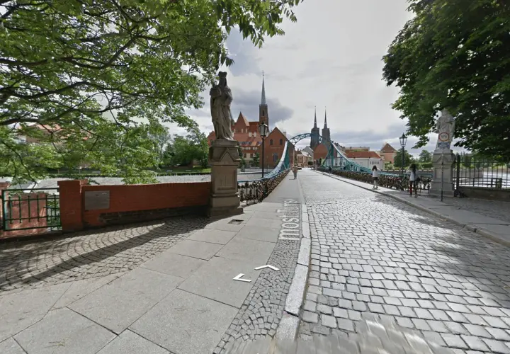 Most Tumski we Wrocławiu, z widokiem na katedrę i wieże kościelne. Spacer po brukowanym chodniku na Ostrowie Tumskim.