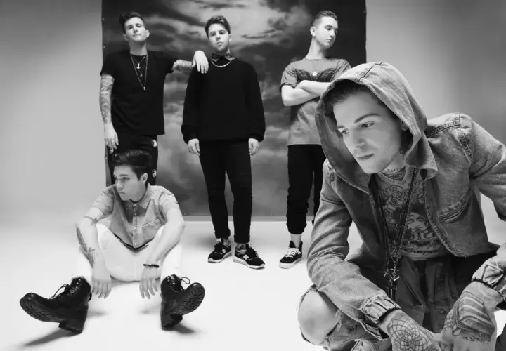 Pięciu młodych mężczyzn, w tym członkowie zespołu the neighbourhood wdywfm, pozuje do czarno-białego zdjęcia.