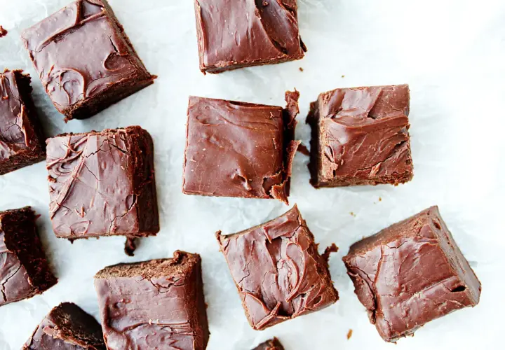 Många bitar av chokladfudge, perfekta för ett enkelt fudge recept.