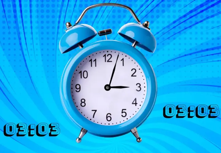 Reloj despertador azul con números 03:03. El 0303 significado espiritual es un llamado a la acción y la manifestación.