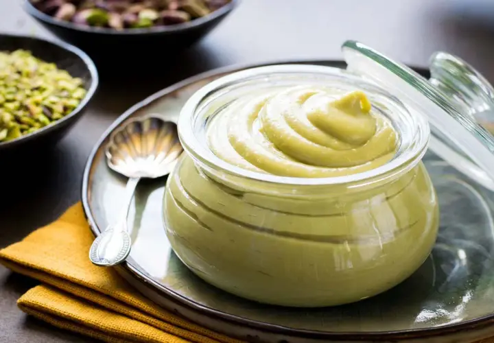 Crema pasticcera al pistacchio, pronta per essere gustata. Una ricetta golosa e facile da preparare.